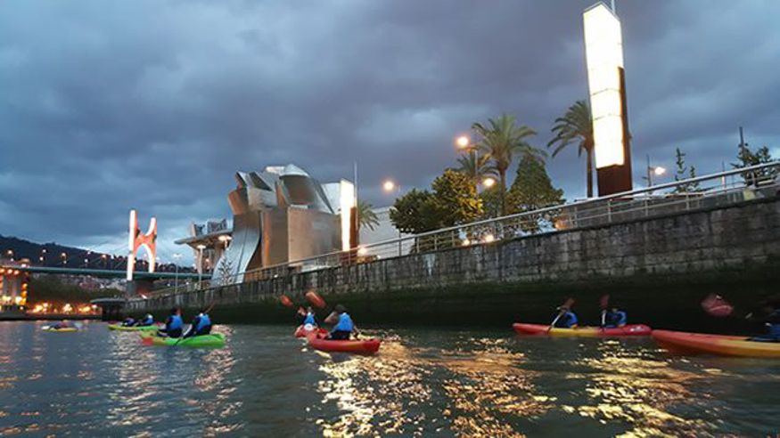 Tour nocturno en kayak por Bilbao Imagen de portada
