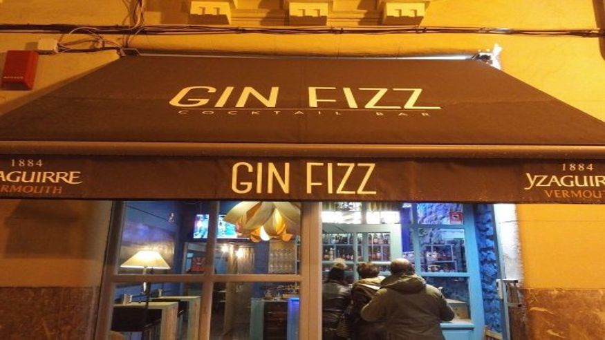 una copa en Gin Fizz Cocktail Bar Imagen de portada
