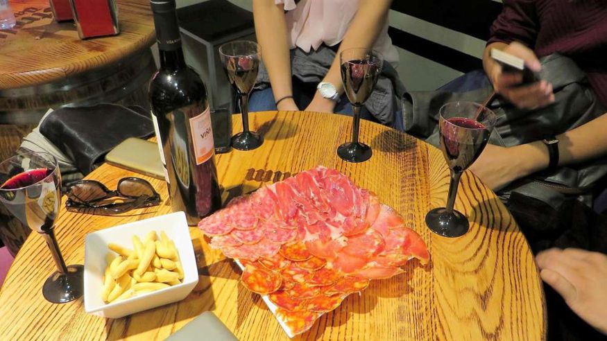 Madrid: Tour gastronómico en grupo reducido sobre jamón ibérico y vino español Imagen de portada