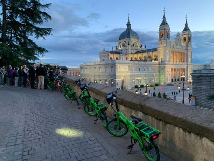 Tour en bicicleta eléctrica al atardecer y luces nocturnas Imagen de portada