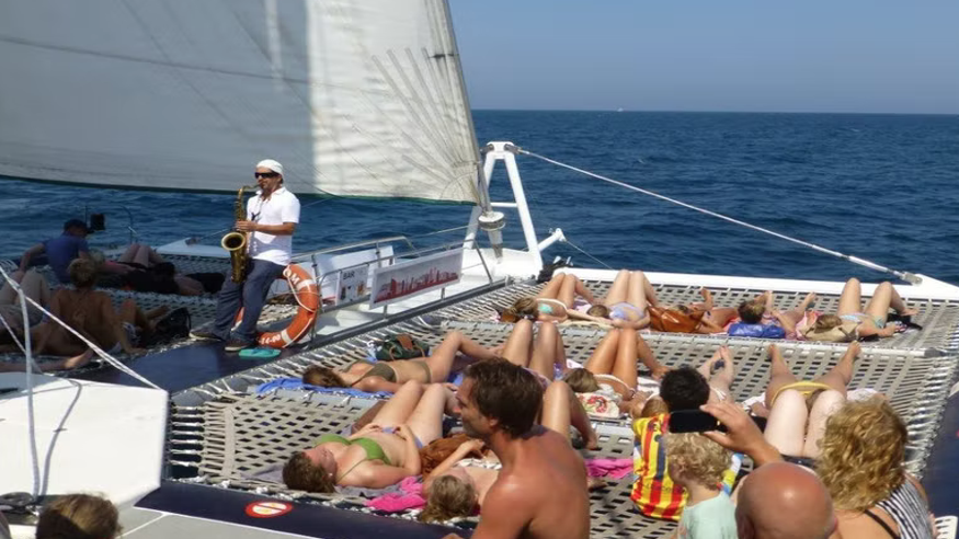 Paseo en catamarán al atardecer con música en directo Imagen de portada