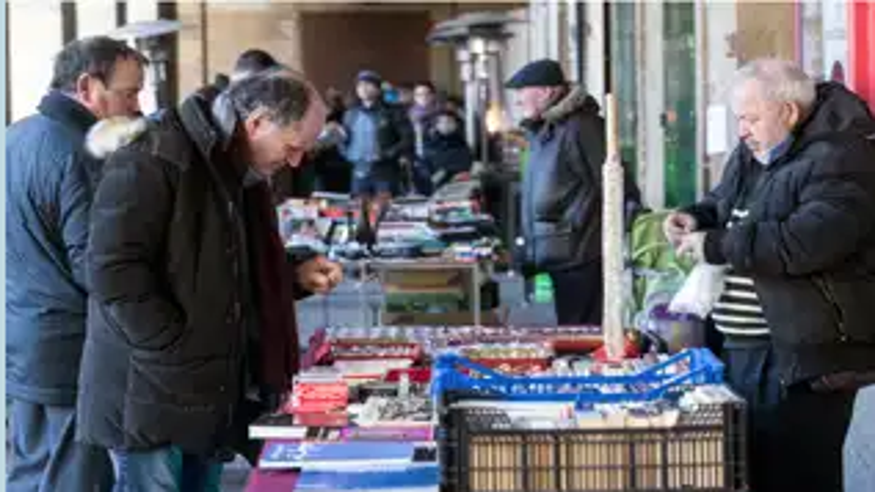  Mercado dominical de coleccionismo  Imagen de portada