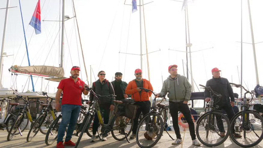 Tour en bicicleta eléctrica por los viñedos de Alella + Paseo en velero Imagen de portada