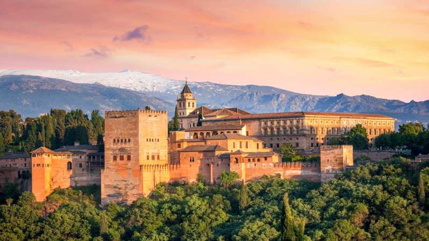 Desde Málaga: visita guiada a la Alhambra con entradas Imagen de portada