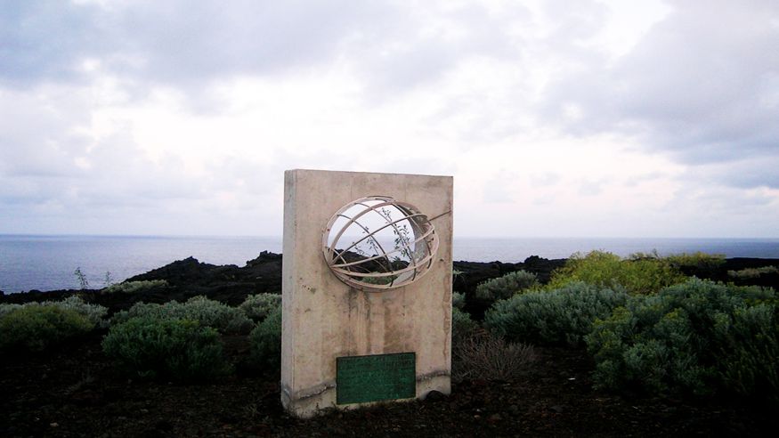 Senderismo - Museos y monumentos - Ruta cultural -  Monumento al Meridiano Cero (EL HIERRO) - SABINOSA