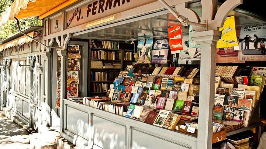 Mercados - Lectura, escritura y poesía - Aficiones -  Comprar un libro en la cuesta Moyano - MADRID