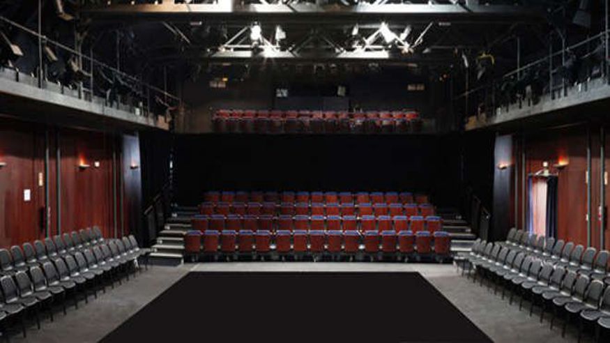 Cultura / Arte - Teatro - Noche / Espectáculos -   Disfruta de una obra de teatro en una antigua iglesia en el Teatro de la Abadía - MADRID