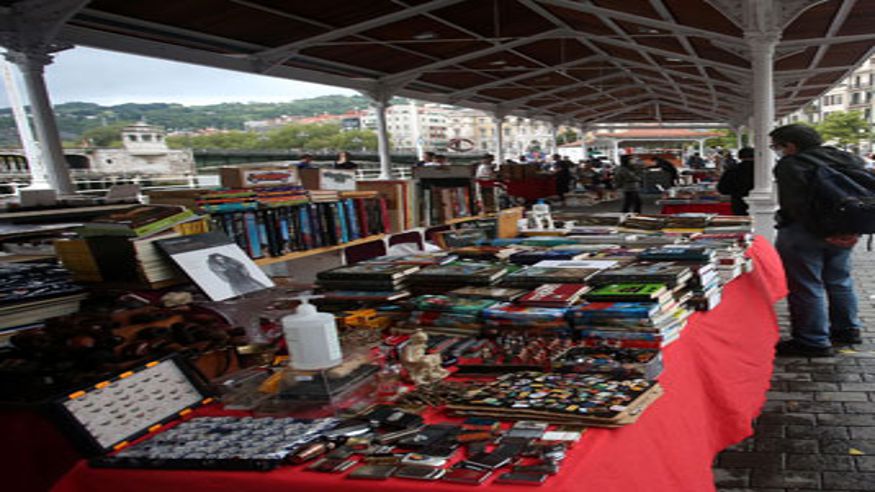 Mercados - Ferias / Fiestas - Coleccionismo -  Mercado de coleccionsimo, libros y antigüedades en los tinglados del Arenal - BILBAO