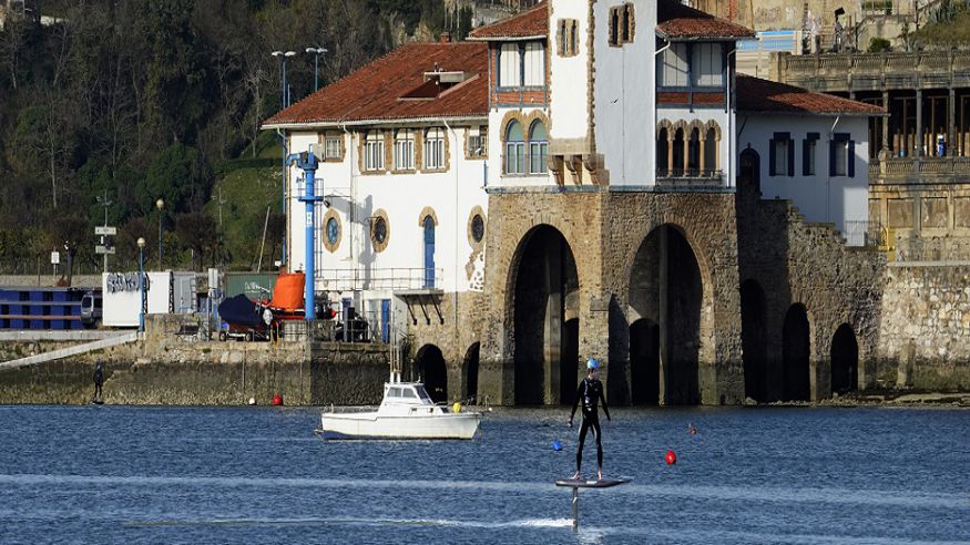 Surf - Kitesurf - Paddle surf -  E-Foil. Vuela sobre el agua - GETXO