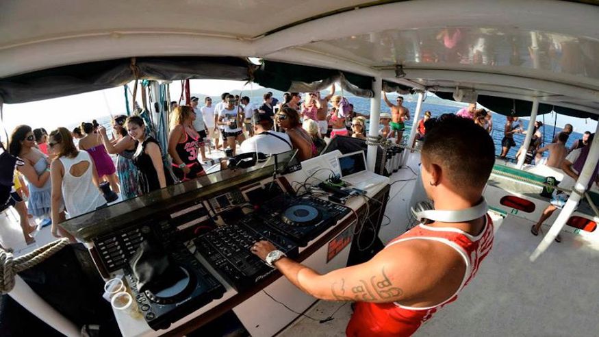 Vela - Restauración / Gastronomía - Música / Baile / Noche -  Fiesta en barco por Valencia con comida - VALÈNCIA